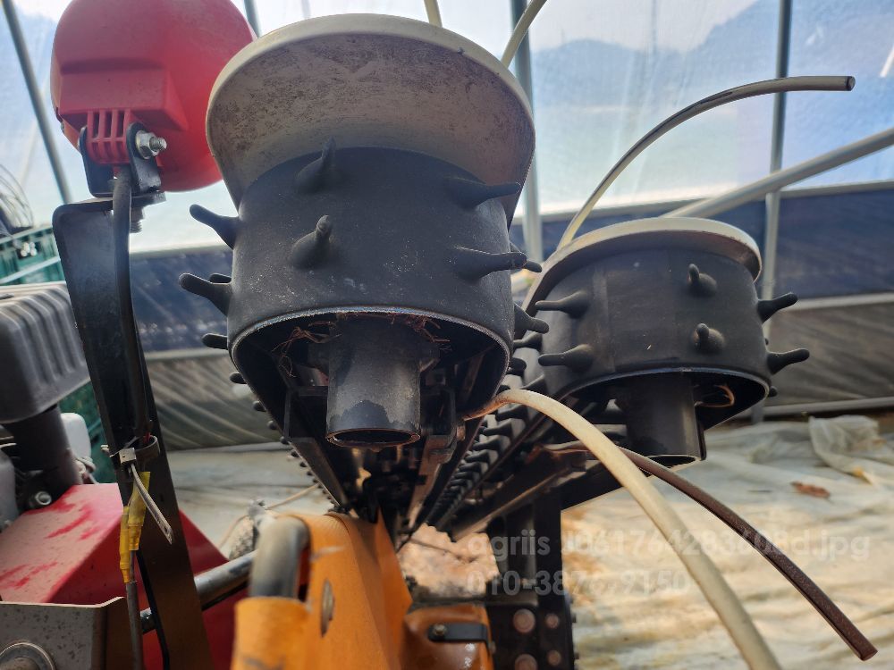 진영테크  콩수확기 M1G5 뒤우측면