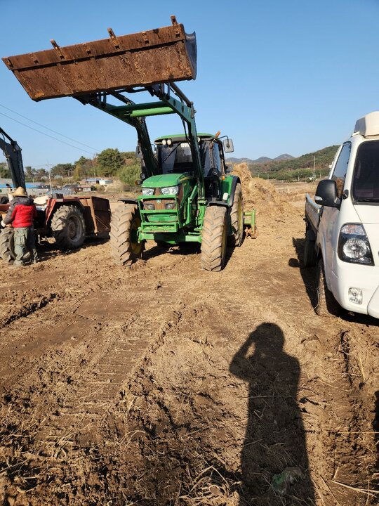 존디어 트랙터 6115M (115마력) 앞좌측면