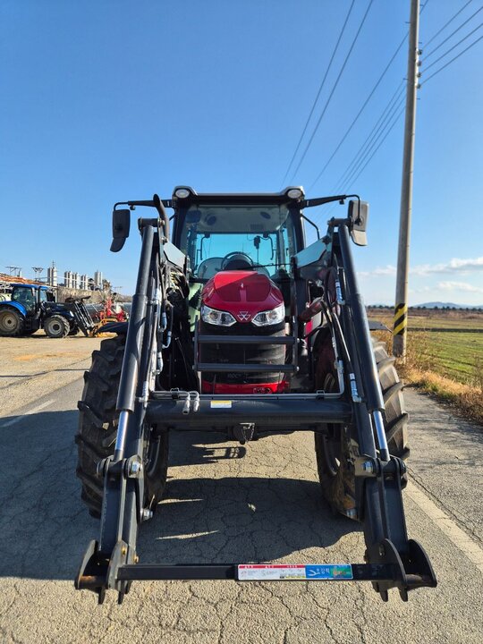 MF Tractor MF5713 (135hp) 앞좌측면