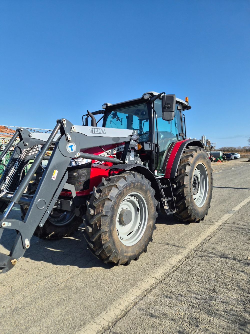 MF Tractor MF5713 (135hp) 뒤우측면