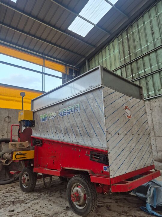 Daedong 자주형 사료급이기 DDK-FM3000  앞좌측면