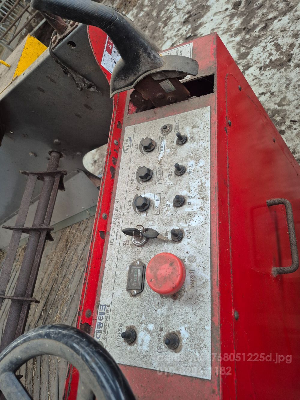 Daedong 자주형 사료급이기 DDK-FM3000  뒤우측면