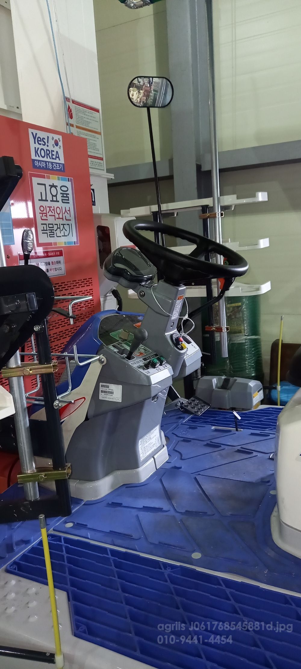 TYM Rice transplanter NP63D (6Rows) 뒤우측면