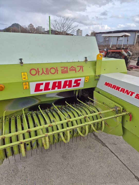 Shibaura Rectangle Baler MARKANT55  앞좌측면