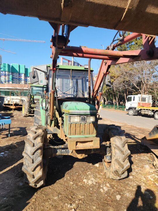 JohnDeere Tractor 5300 (56hp) 앞좌측면