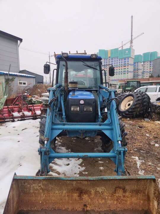 LS Tractor LT550DHNC (55hp) 앞좌측면