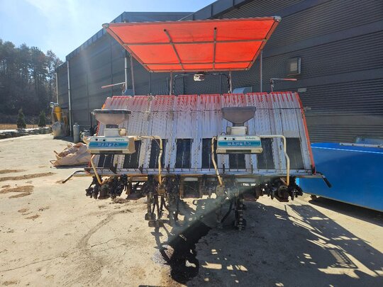 구보다 이앙기 KNW8SFS-GS (8조식) 앞좌측면