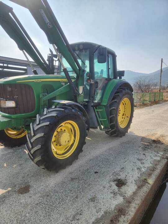 존디어 트랙터 JD6520-PREMIUM (110마력) 앞좌측면