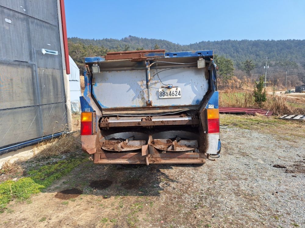 현대 2.5톤 퇴비살포기차 퇴비살포기 퇴비살포기 뒤우측면