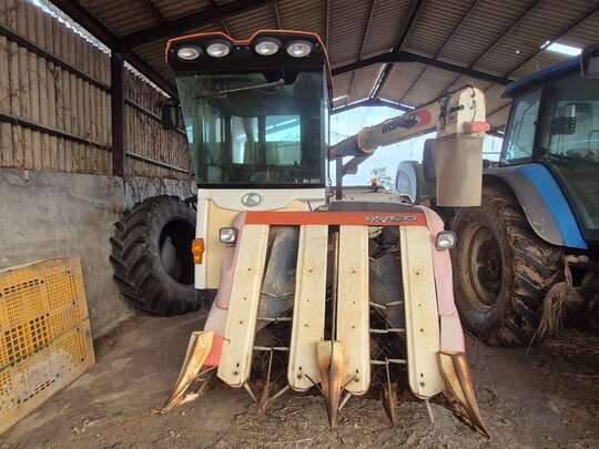 구보다 콤바인 WR68 (4조식) 앞좌측면