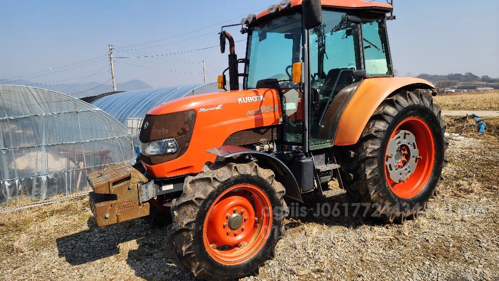 구보다 트랙터 MZ953 (95마력) 뒤우측면