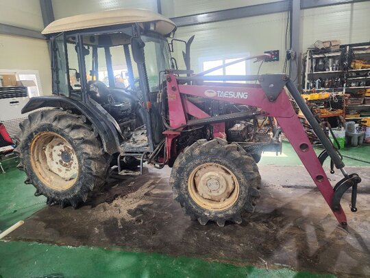 TYM 트랙터 T552 (55마력) 앞좌측면