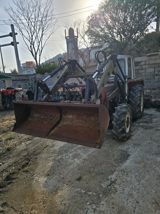 뉴홀랜드 트랙터 55-66D (55마력) 앞좌측면