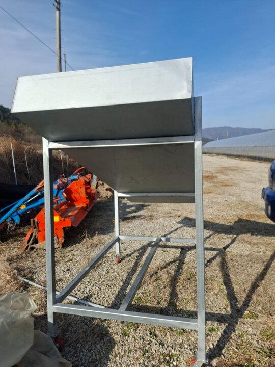  벼투입기 벼투입기  앞좌측면