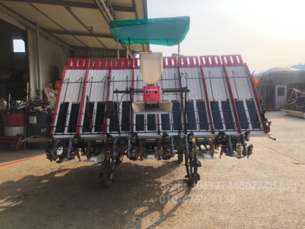 얀마 이앙기 YR8DZ-F (8조식) 뒤우측면