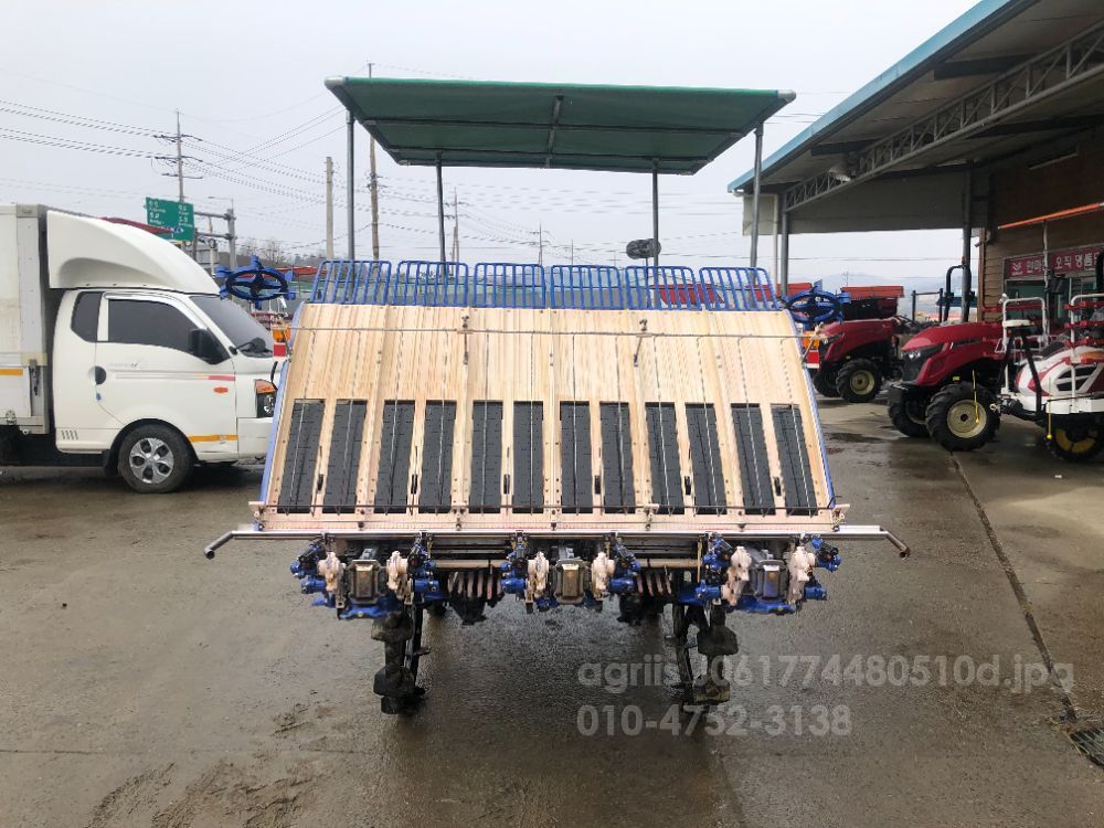 TYM 이앙기 NP63 (6조식) 뒤우측면