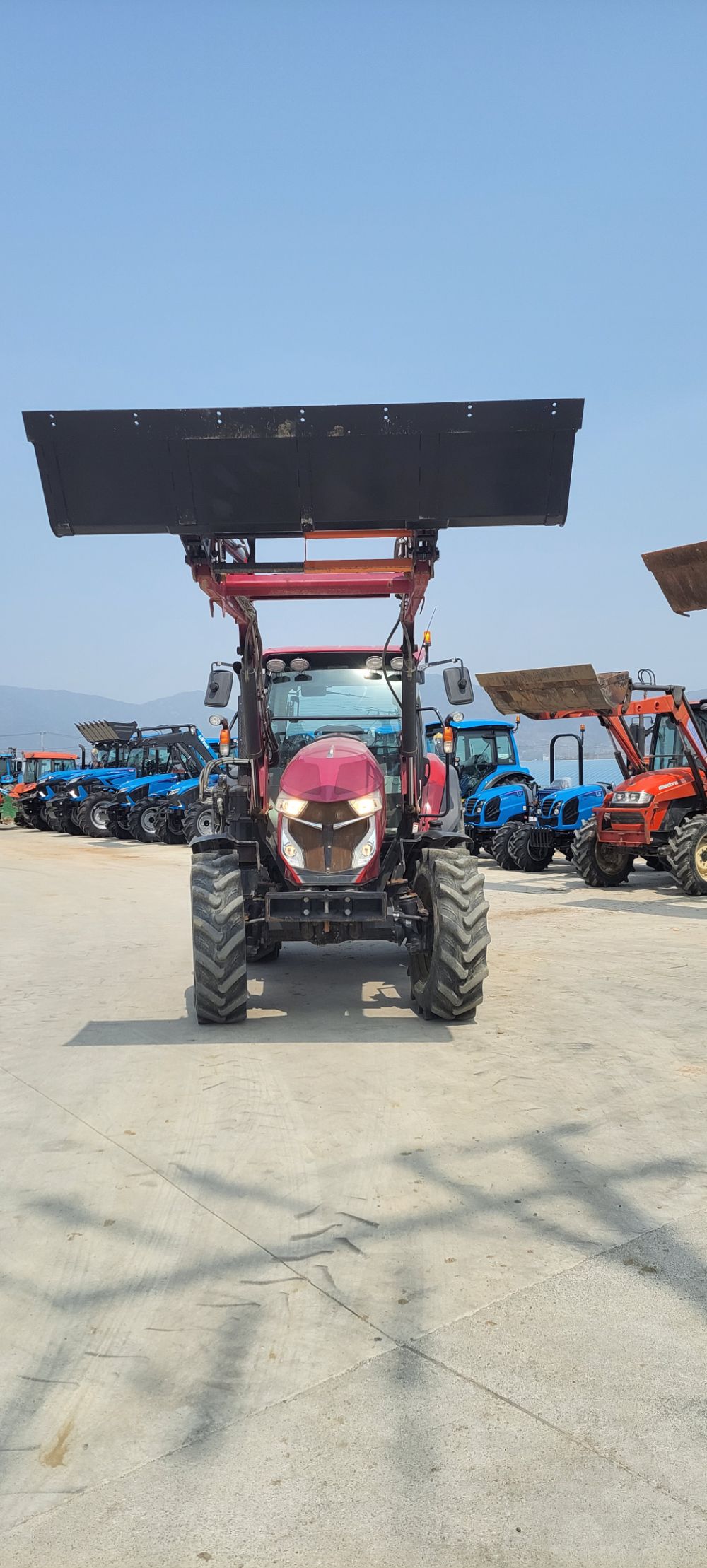 Yanmar Tractor YT5113A (113hp) 앞좌측면