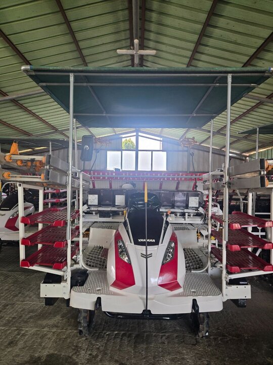 Yanmar Rice transplanter YR8D (8Rows) 앞좌측면