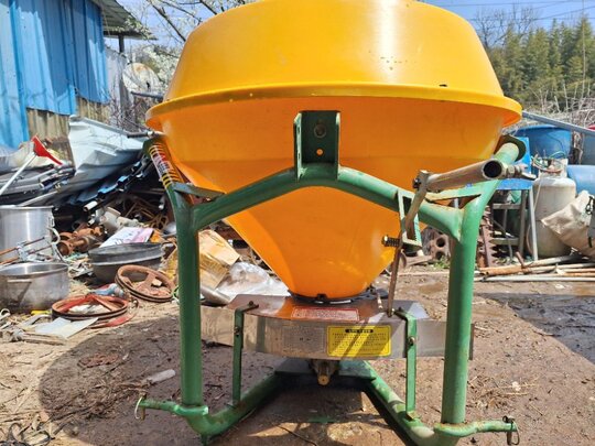  비료살포기  비료살포기  앞좌측면