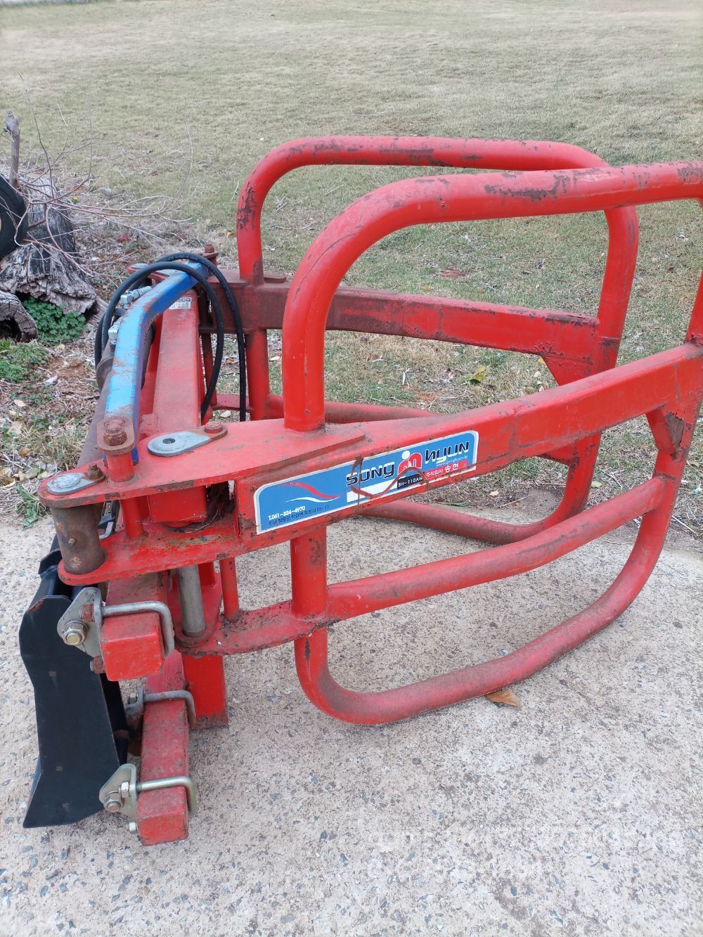 송현확장형스키드로더용Bale Gripper 스키드로더용집게  뒤우측면