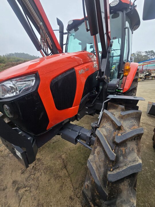Kubota Tractor M5-1141 (114hp) 앞좌측면