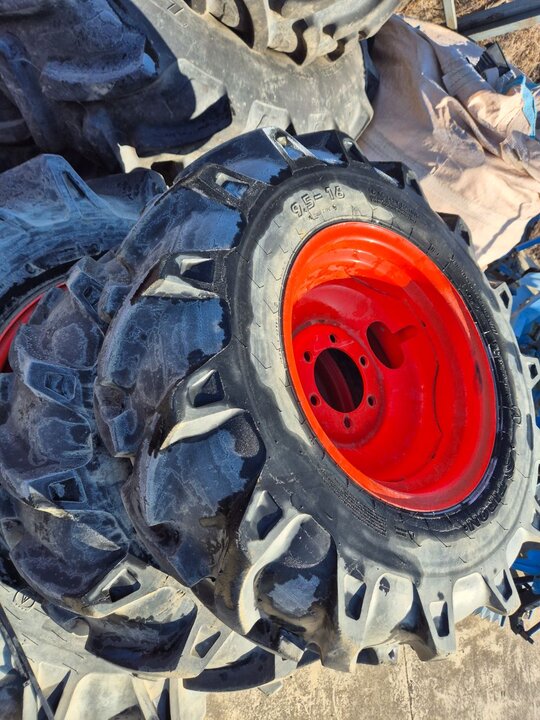 대동 트랙터 타이어  9.5-16 앞타이어1조, 13.6-24 뒷타이어 1조 앞좌측면