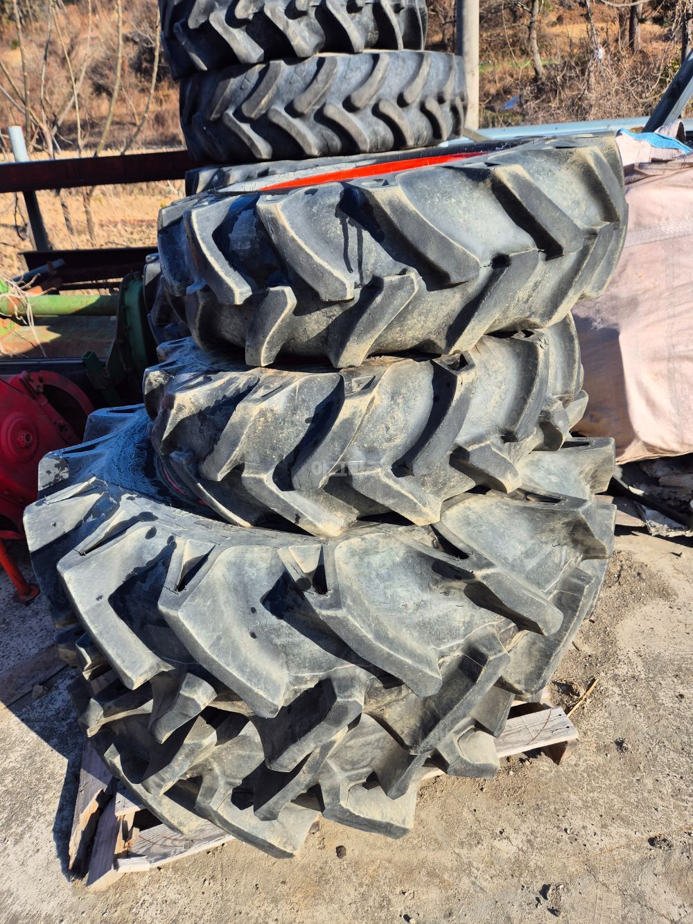 대동 트랙터 타이어  9.5-16 앞타이어1조, 13.6-24 뒷타이어 1조 뒤우측면