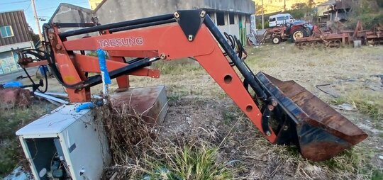 뉴홀랜드 트랙터 80-66D (80마력) 앞좌측면