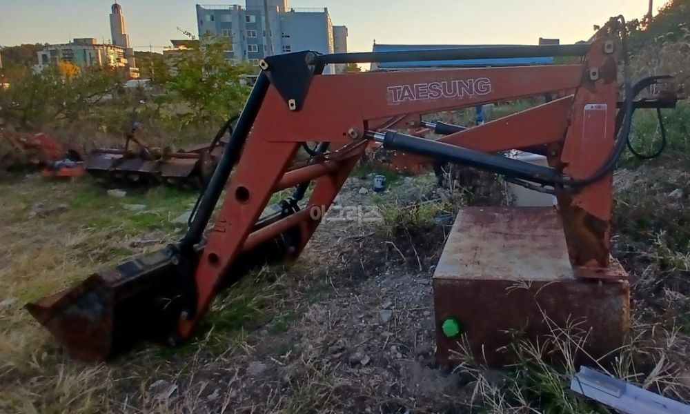 뉴홀랜드 트랙터 80-66D (80마력) 뒤우측면