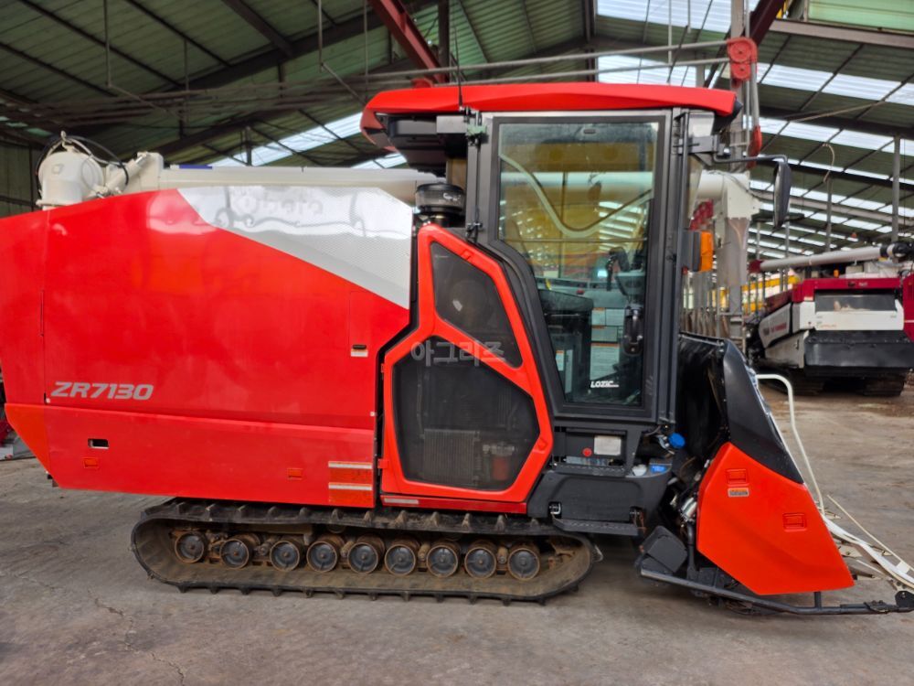 구보다 콤바인 ZR7130 (7조식) 뒤우측면