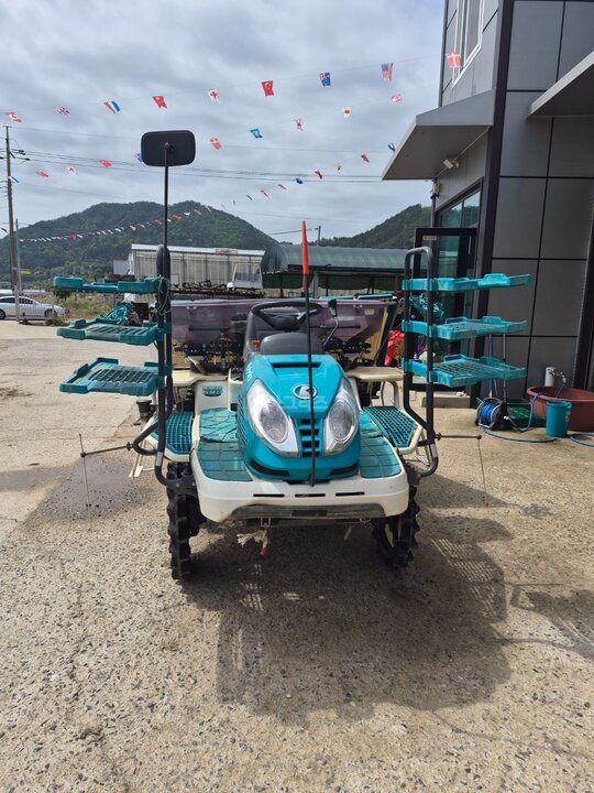 Kubota Rice transplanter KWP69DF (6Rows) 앞좌측면