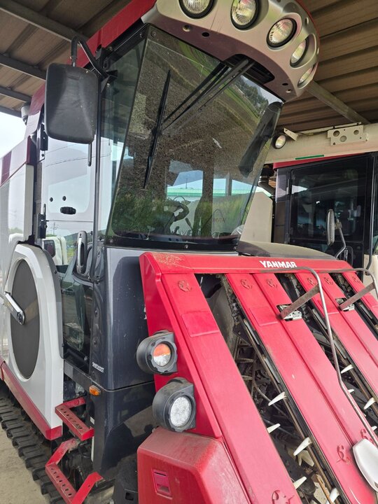 얀마 콤바인 YH6115 (6조식) 앞좌측면