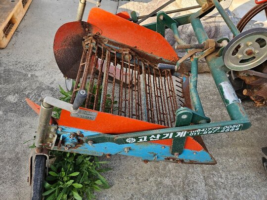 고산기계 땅속작물수확기 KM650A 앞좌측면