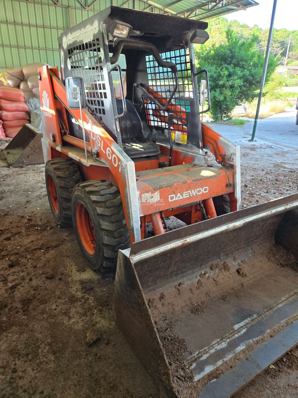 대우 스키드로더 스키로더 뒤우측면