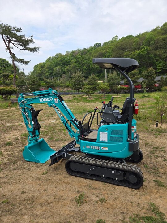 코벨코 굴삭기 SK17SR (1.7톤) 앞좌측면