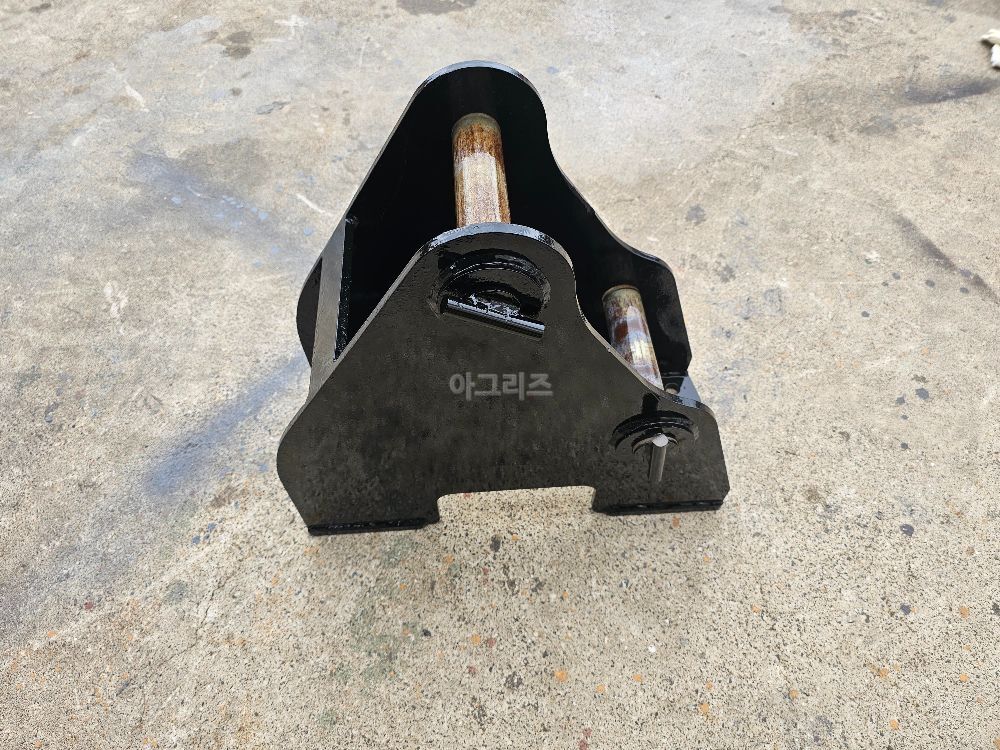  굴삭기용 장착구 굴삭기용 장착구  뒤우측면