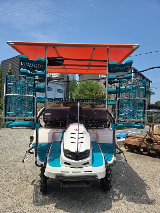 Kubota Rice transplanter KEP8DF (8Rows) 앞좌측면