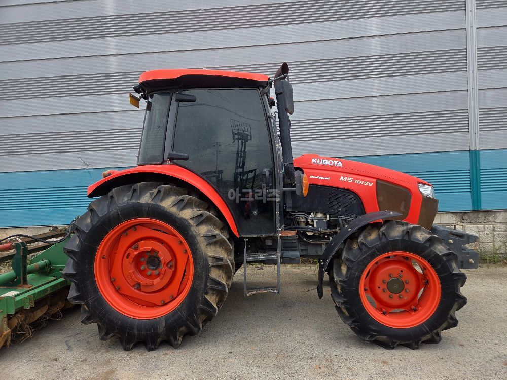 Kubota Tractor M5-101SE (115hp) 뒤우측면
