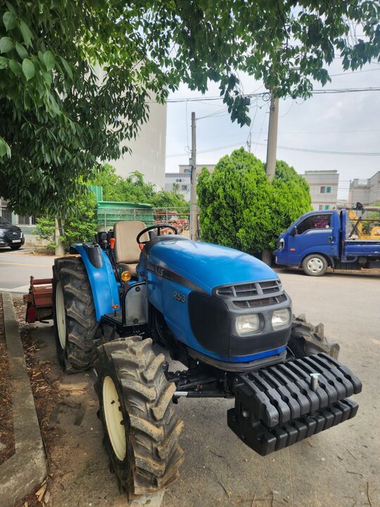 LS Tractor R48 (48hp) 앞좌측면