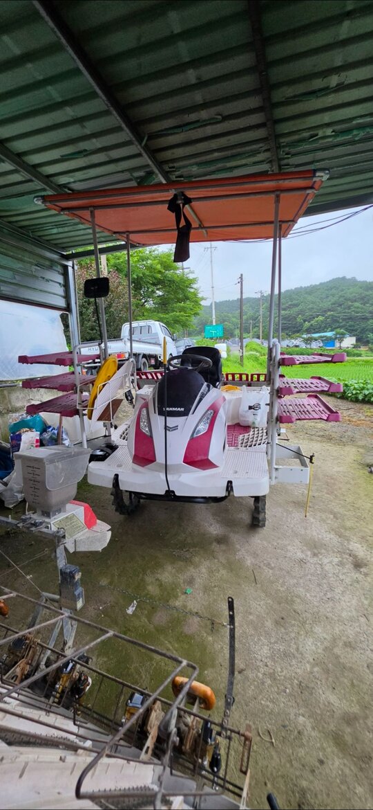 얀마 이앙기 YR6DZG (6조식) 앞좌측면