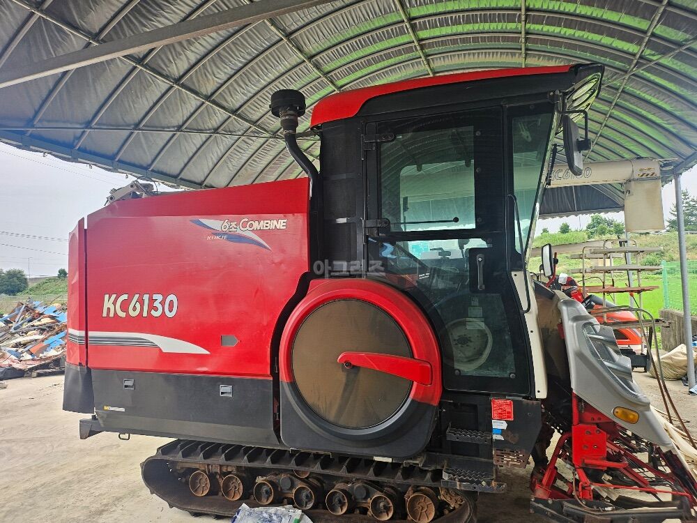 국제 콤바인 KC6130 (6조식) 뒤우측면