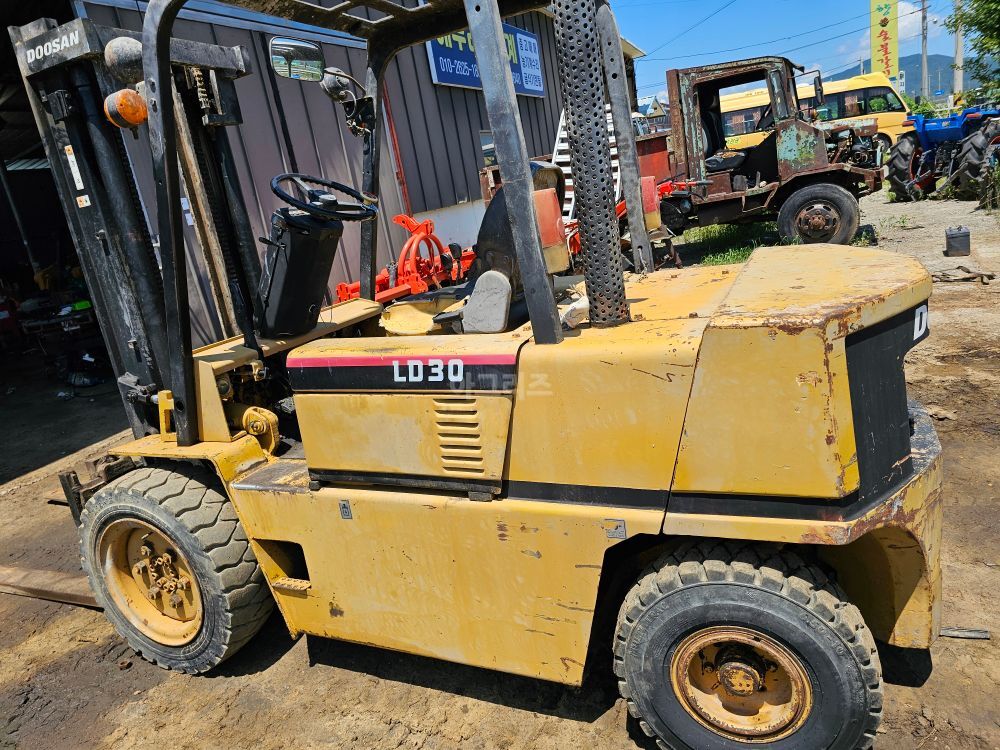 Doosan Forklift LD30 (3톤) 뒤우측면