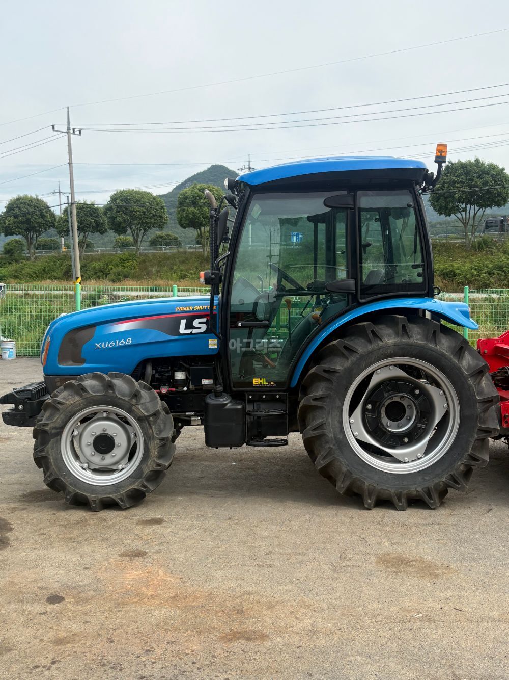 LS 트랙터 XU6168 (68.9마력) 뒤우측면