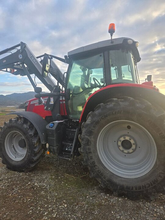 MF Tractor MF6714S (140hp) 앞좌측면