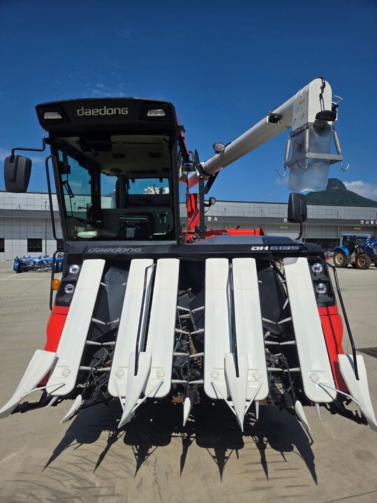 대동 콤바인 DH6135 (6조식) 앞좌측면
