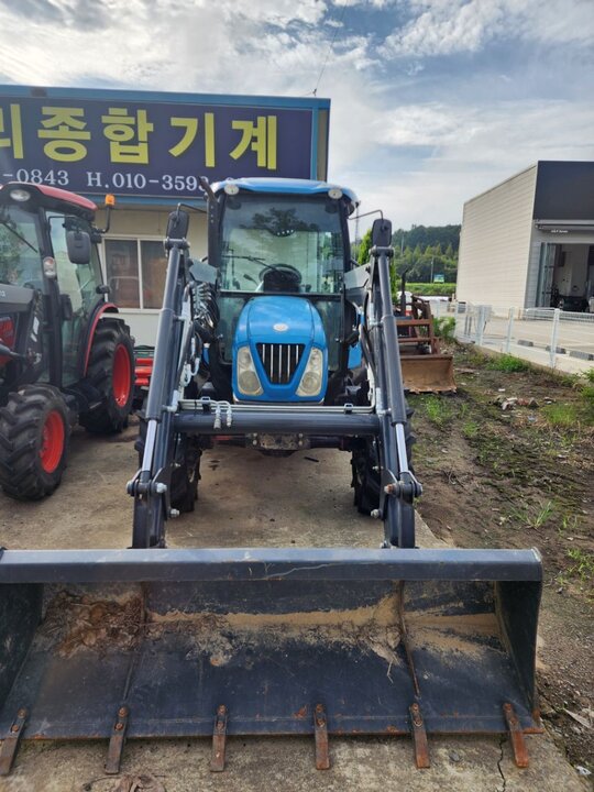 LS 트랙터 U6162 (62마력) 앞좌측면