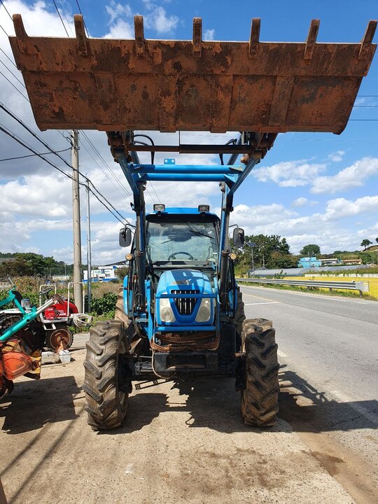 LS 트랙터 L7030 (85마력) 앞좌측면