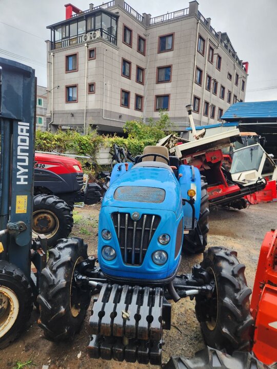 LS Tractor R48 (48hp) 앞좌측면