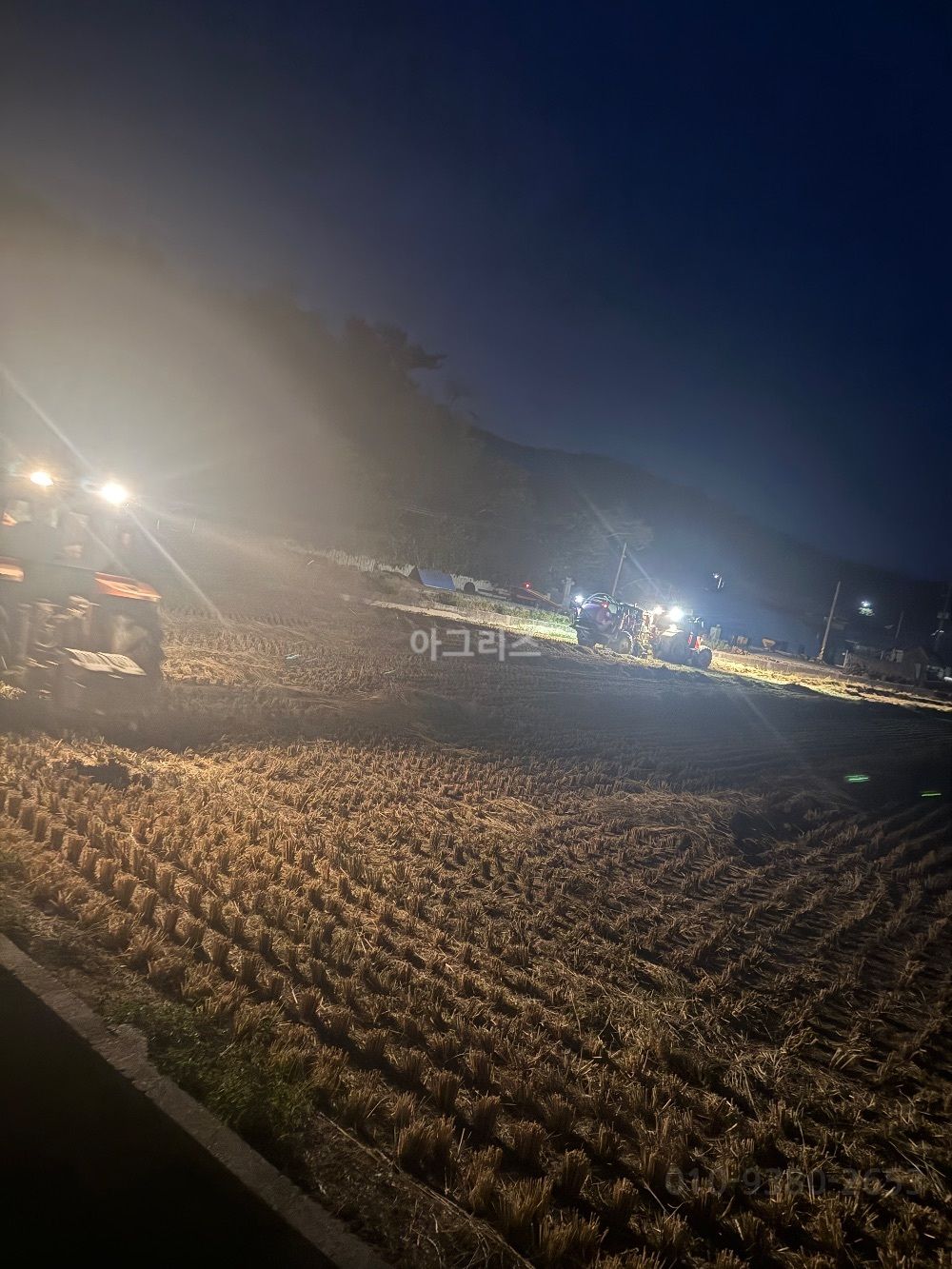 26년생산한  베일러볏짚/수단 26년생산한  베일러볏짚 캠퍼작업수단팝니다 뒤우측면