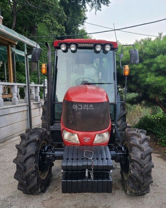 얀마 트랙터 EG83Y (83마력) 앞좌측면